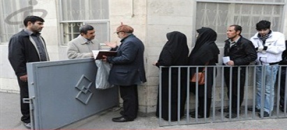 برخی از مردم با مراجعه به رئیس جمهور سابق و نوشتن نامه برای مشکلات خود از وی درخواست کمک می کنند.